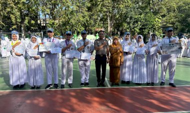 Kapolsek-Buduran-Jadi-Inspektur-Upacara-di-SMAN-1-Sidoarjo,-Ajak-Bijak-Bermedia-Sosial-dan-Kenakalan-Remaja