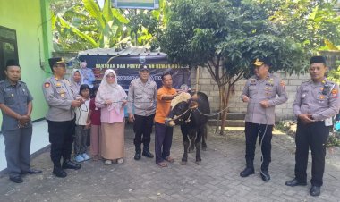 Kapolres-Jombang-Serahkan-Sapi-Kurban-dari-Kapolda-Jatim-untuk-Dua-Ponpes