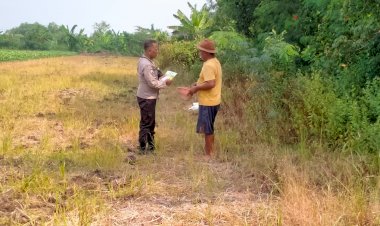 Polisi-bersama-Petani-di-Wonoayu-Tanam-Jagung,-Dukung-Ketahanan-Pangan