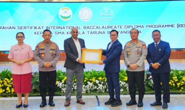 Terima-Sertifikat-IBDP-SMA-KTB,-Kapolri:-Cetak-Generasi-Muda-untuk-Wujudkan-Indonesia-Emas-2045