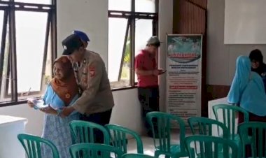 Tuai-Pujian-Aksi-Humanis-Polsek-Geneng-Bantu-Lansia-yang-Antri-Terima-PKH-Plus-di-Ngawi